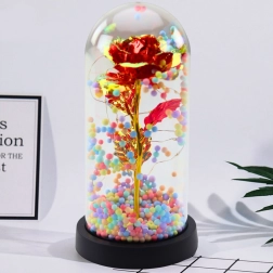 Mūžīgā roze kupolā ar LED apgaismojumu un krāsainām lodītēm sarkanā