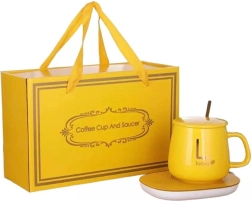 Elektriskais dzērienu sildītājs ar dzeltenu krūzi un karotīti