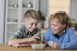 Augoši geodi kristāli no MAC TOYS – eksperimentu komplekts