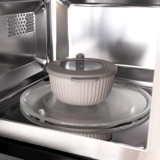 Sealing lid with steam vent