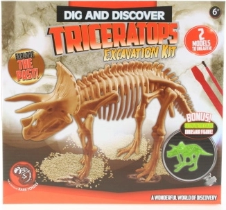 Dinozauru skeleta izkalšana ar triceratopsu, kas spīd tumsā