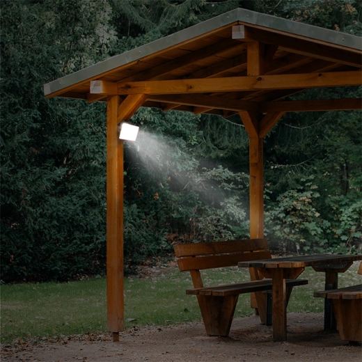 Wide 120° beam angle and neutral white 4000 K light