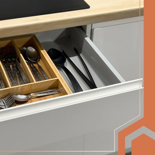 Kārtība atvilktnēs un piederumu organizēšana