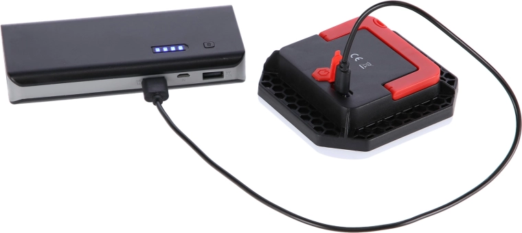 USB uzlāde un elastīgs novietojums