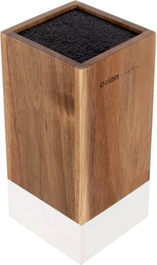 Elegants akācijas koks ar baltu akcentu