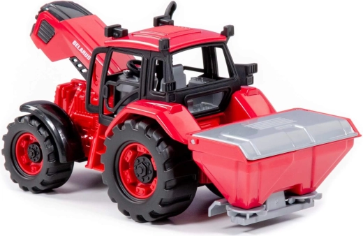 Traktors Belarus ar mēslošanas piekabi