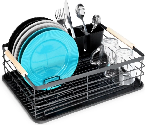 Pārdomāts izkārtojums 10 šķīvjiem un glāzēm