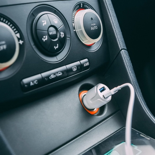 Automašīnas cigarešu aizdedzinātāja adapteris ar 2 USB portiem, 2,4 A, balts