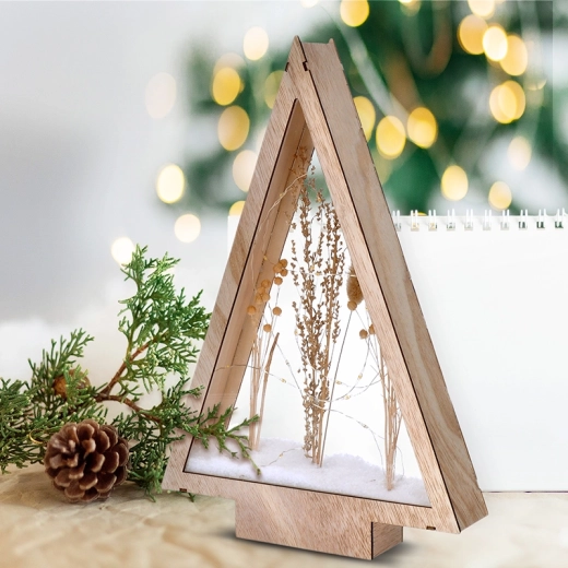 Apsniguši ziemas ziedi koka eglītē