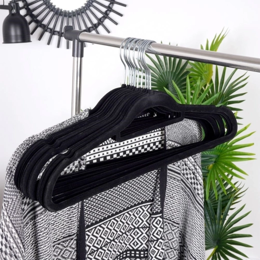 Rotējošs metāla āķis ērtai pakarināšanai