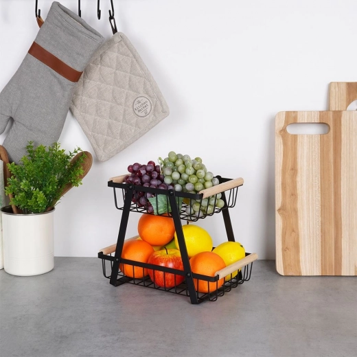 Izturīga metāla konstrukcija ar koka rokturiem