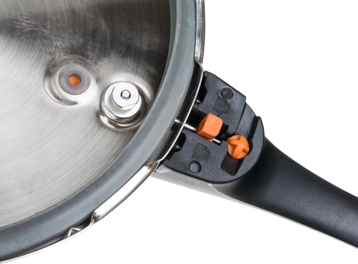 Safe bayonet locking and precise control