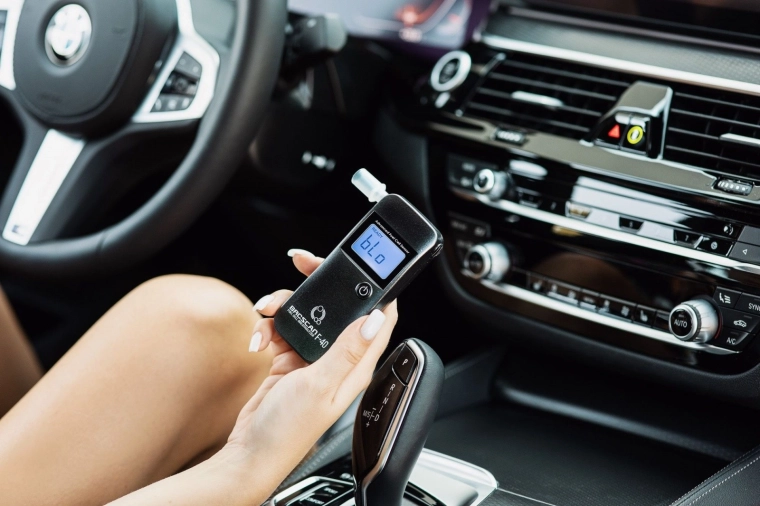Praktiska lietošana ceļā un automašīnā