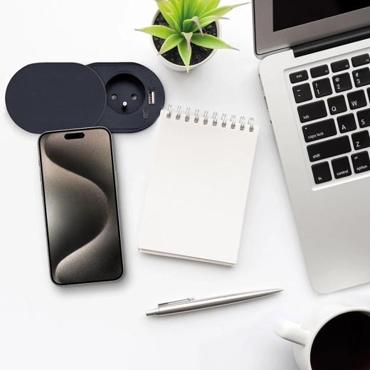 Fast charging USB-C PD and USB-A QC 3.0