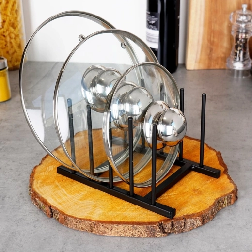 Kārtība un pārskatāmība uz virtuves virsmas un skapītī