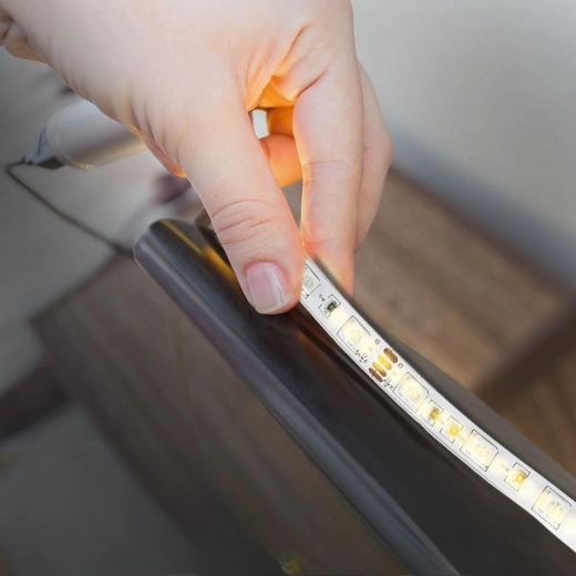 Ideāli piemērota mēbeļu un TV fona apgaismojumam
