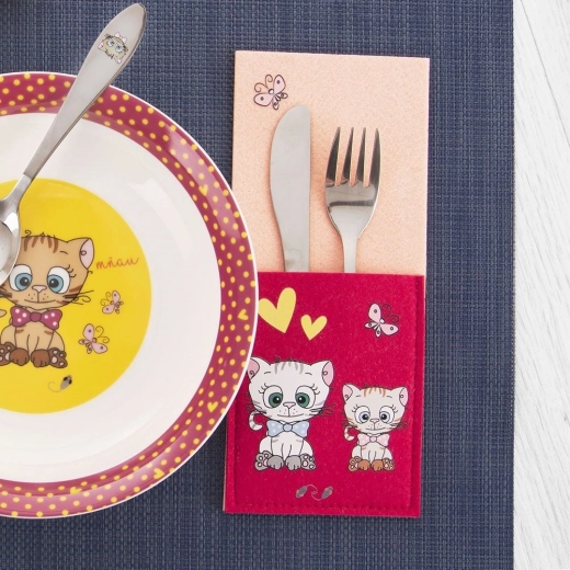 Adorable kids’ design with kittens