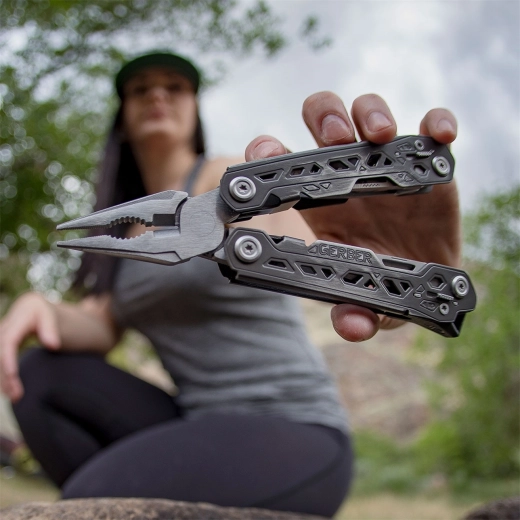 Spring-loaded pliers for comfortable work