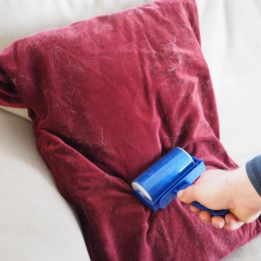 Quickly removes pet hair, hair and lint