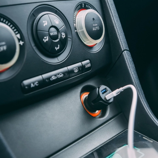 Automašīnas cigarešu aizdedzinātāja adapteris ar 2 USB portiem, 2,4 A, melns