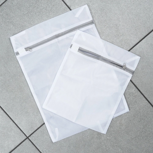 Fine mesh for free flow of water and detergents