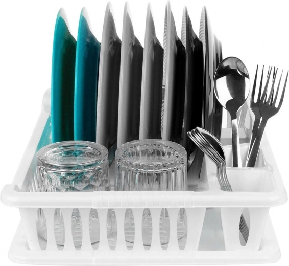 Pārdomāts izkārtojums: 8 šķīvji, piederumi un krūzes