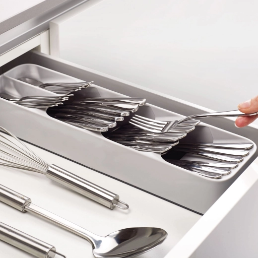 Plastmasas galda piederumu organizators ar 5 nodalījumiem