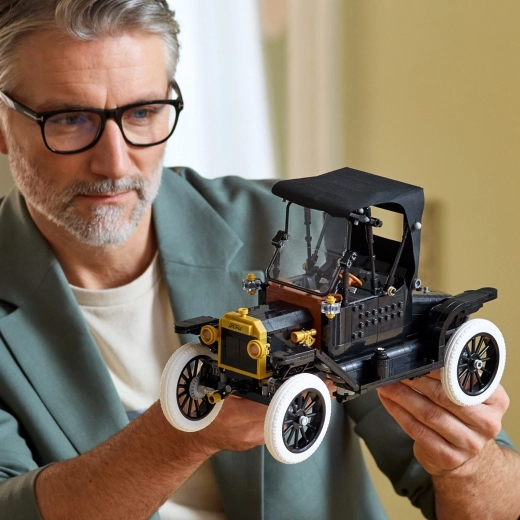 Elegants izstādes modelis