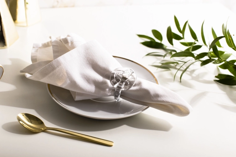 Transparent decoration that matches any tableware