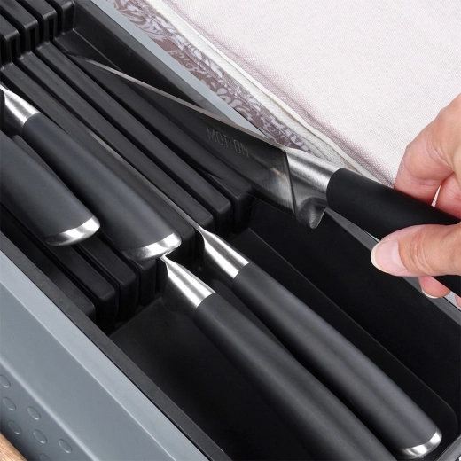 Safe storage for up to 9 knives