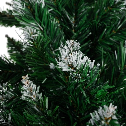Snow-tipped ends for a winter atmosphere