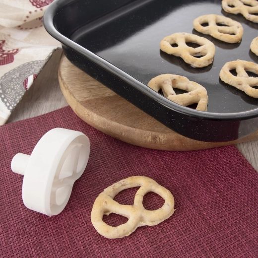 A uniform pretzel shape with the first press