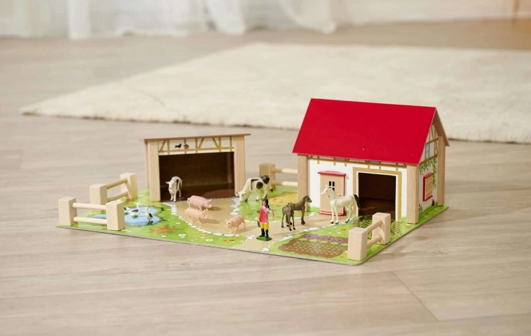 Krāsaina pamatne ar ceļiem, dīķi un dārziņu