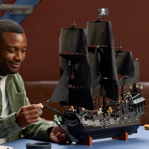 Iconic look with black sails