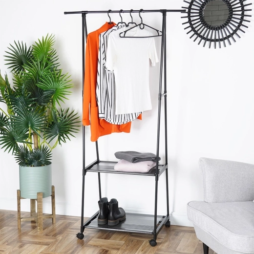 Divi praktiski apakšējie plaukti