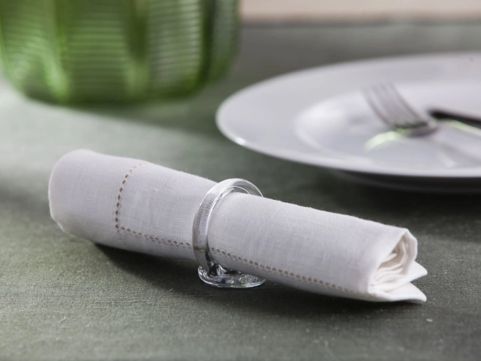 The napkin stays firmly in place and looks tidy