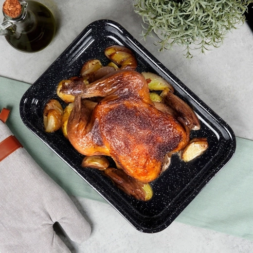 Universal roasting pan for everyday baking and roasting