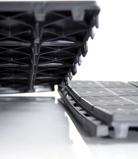 Non-slip surface and efficient drainage