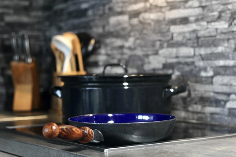 Detachable handle for easy oven baking