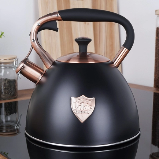 Elegants matēti melns izskats ar vara detaļām