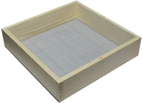 Mūrnieku siets ar koka rāmi 52 × 45 cm, acs 4 mm