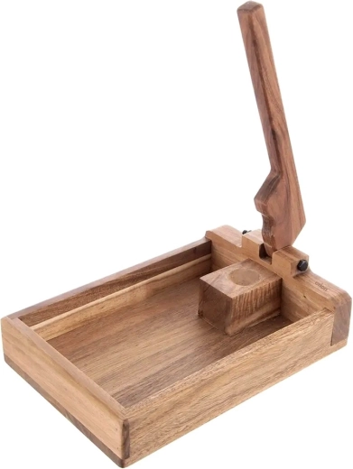 Izturīgs akācijas koks un metāls