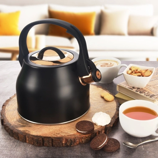 Elegantais melni zelta dizains katrai virtuvei