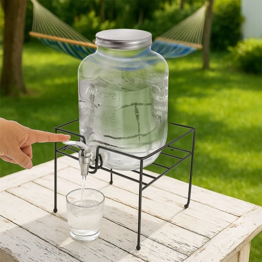 Convenient pouring thanks to elevation