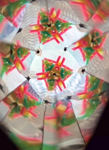 Apburoši kaleidoskopiski raksti