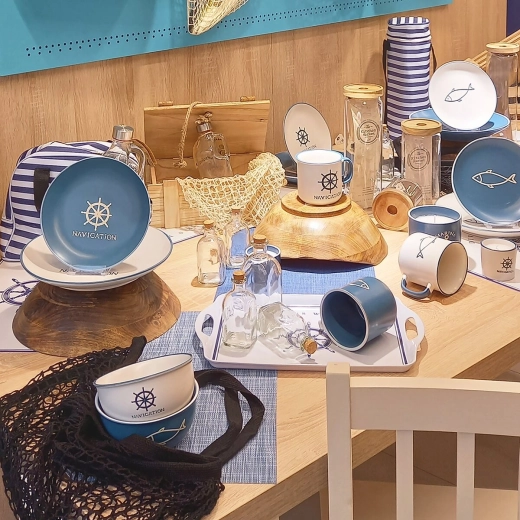 Blue color for a fresh table setting