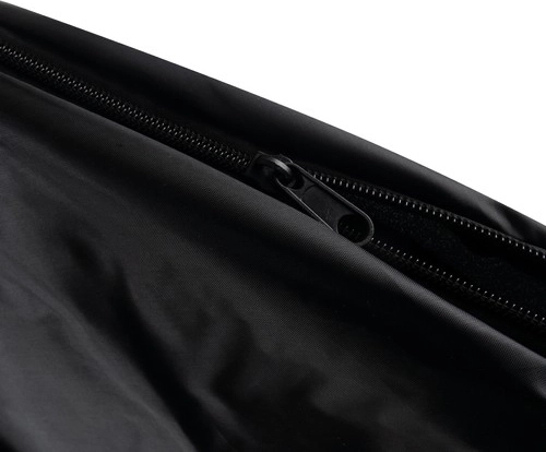 Practical details: double zipper and accessories