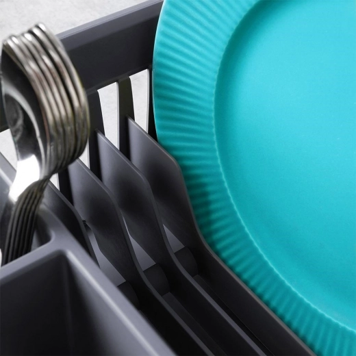 Ietilpība līdz 12 šķīvjiem un vieta krūzēm