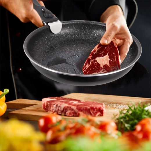 Suitable for searing meat and quick sautéing