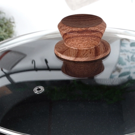 Stikla vāks un vēss rokturis koka dekorā